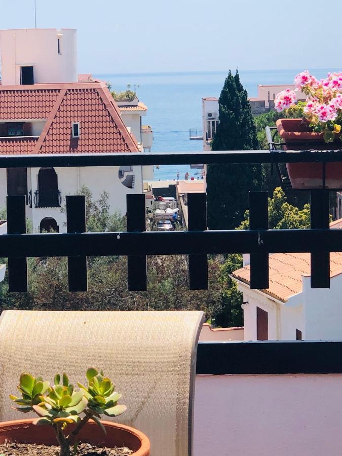 Sea View 2 Bedroom Vacation Apartment Джардини-Наксос Экстерьер фото