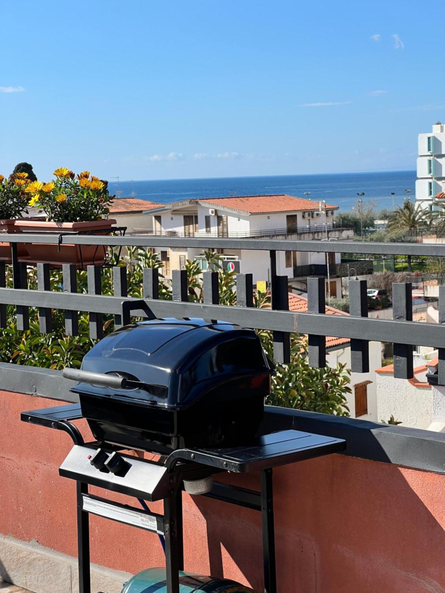 Sea View 2 Bedroom Vacation Apartment Джардини-Наксос Экстерьер фото